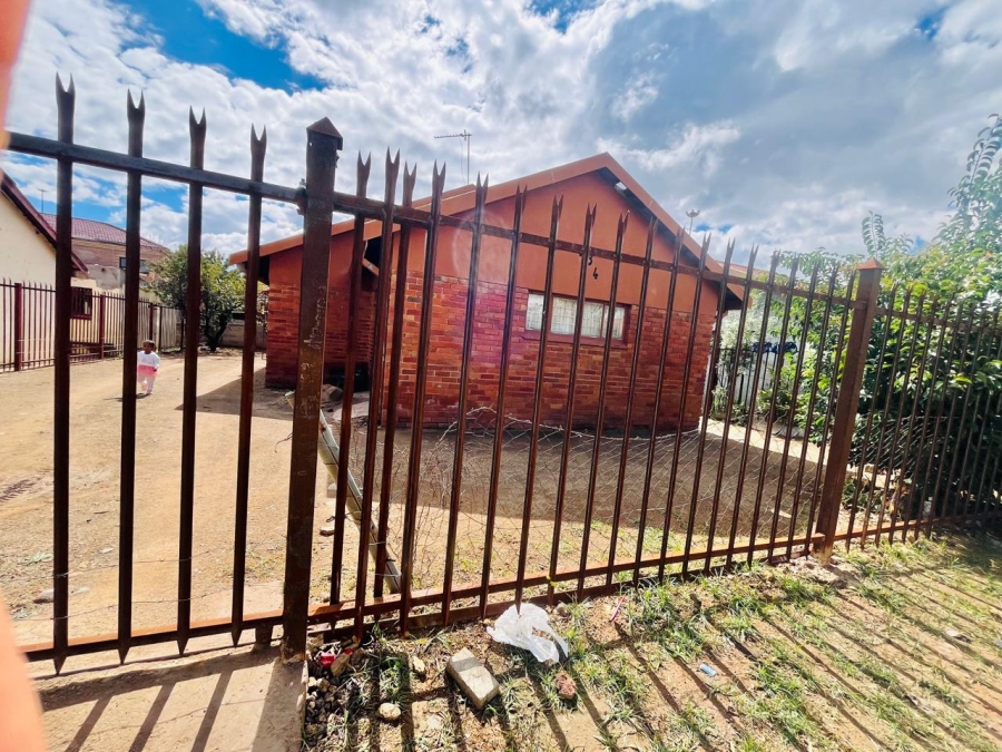 3 Bedroom Property for Sale in Molifi Tau Kloof Free State